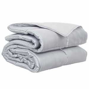 Зимна олекотена завивка Silky Comfort с полиестерен пълнеж, 300 г/м², сребриста
