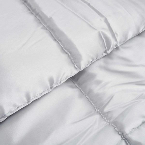 Зимна олекотена завивка Silky Warm с полиестерен пълнеж, 450 г/м², сребриста